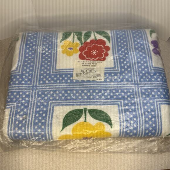 New Vintage Butterfly and Flower Patch 100% Polyester Blanket 80" x 90" - Picture 1 of 8
